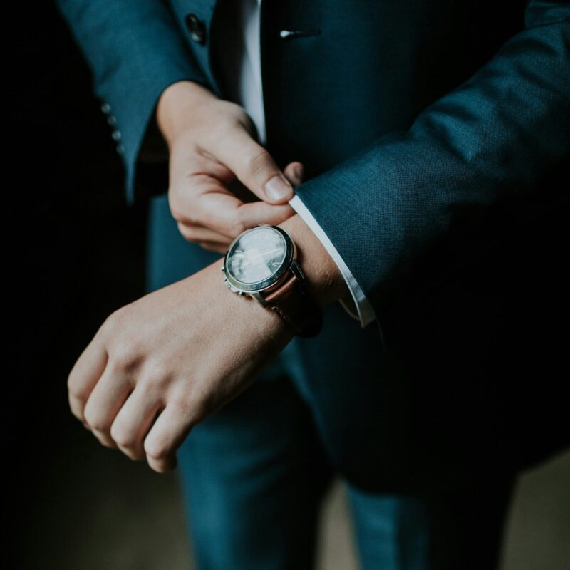 📷 Agente de investigación de IA de grado profesional para empresas 6 Man in a suit illustrating the launch of ARI, a professional-grade AI research agent for businesses created by You.com as part of their growing ecosystem of artificial intelligence agents.
