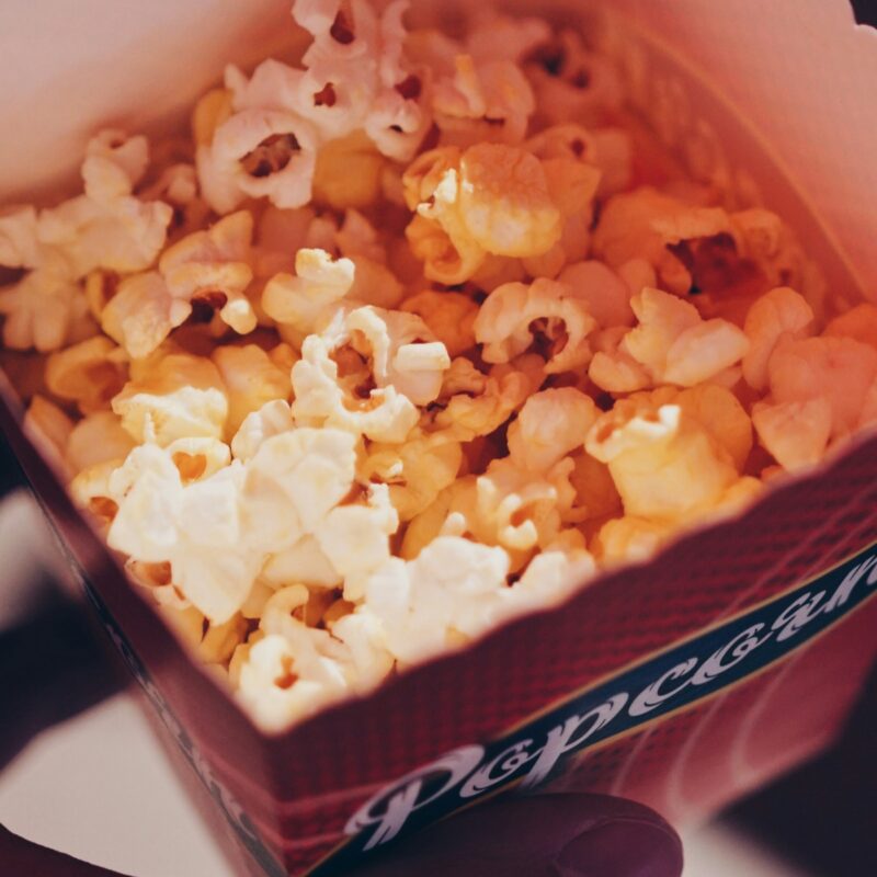 📷 Alibaba Qwen QWQ-32B: escaparate de aprendizaje de refuerzo escalado 8 Person holding popcorn as Alibaba unveils Qwen QwQ-32B — a 32 billion parameter AI model that demonstrates performance rivalling the much larger DeepSeek-R1. This breakthrough highlights the potential of scaling Reinforcement Learning (RL) on robust foundation models.