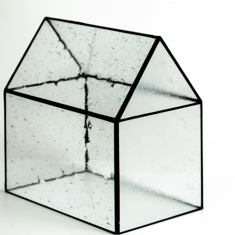 📷 Endor Labs: transparencia de IA vs 'lavado abierto' 3 Transparent model of a building illustrating the trend towards open-source AI and the need for increased transparency around the development of artificial intelligence models to build trust, reduce risk, and improve security.