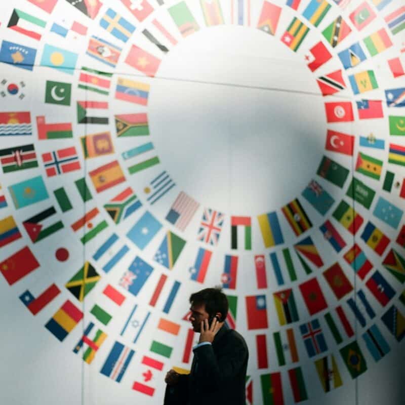 📷 Análisis de la geopolítica de la IA generativa 3 Flags at the World Bank illustrating an article with viewpoints from Boston Consulting Group, or BCG, on how generative AI is reshaping global competition and geopolitics, presenting challenges and opportunities for nations and businesses alike.