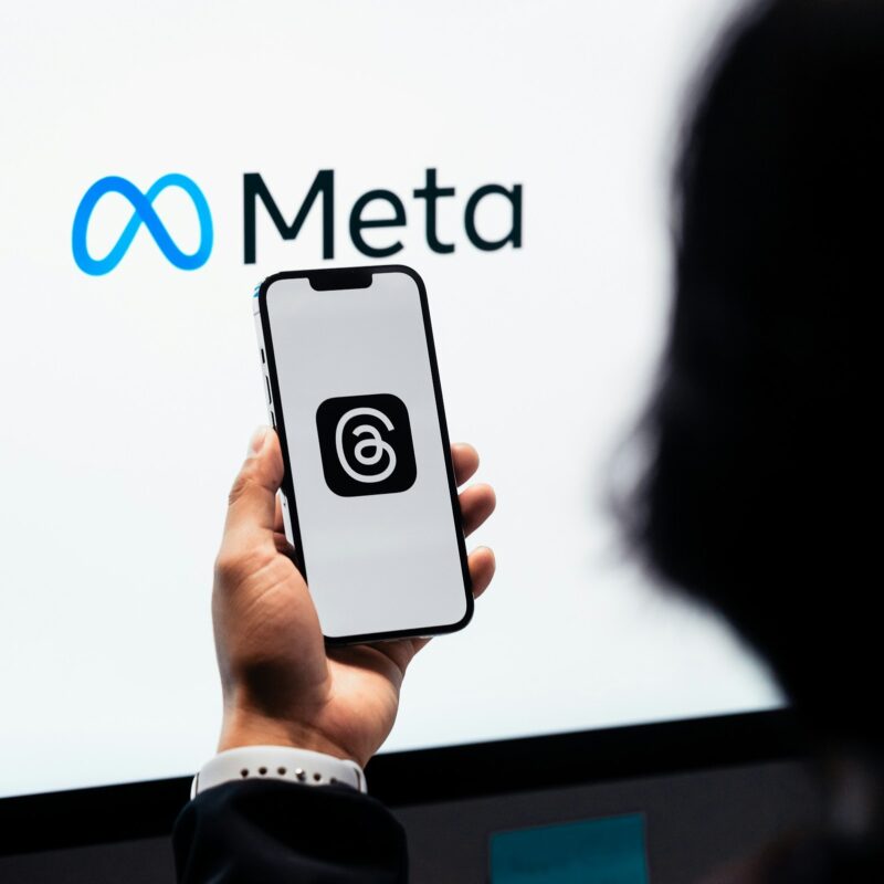 📷 Meta capacitará a los modelos de IA utilizando datos de usuario de la UE 3 Person holding a phone displaying the Threads social media platform in front of the Meta logo as the company confirms plans to utilise content shared by its adult users in the EU (European Union) on platforms like Instagram and Facebook to train its AI models.