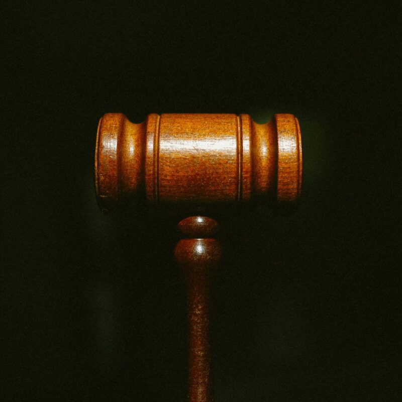 📷 Operai Counter-Seds Elon Musk por los intentos de "derribar" a Rival 4 Photo of a gavel as OpenAI launches a legal counteroffensive against one of its co-founders, Elon Musk, and his competing AI venture, xAI.